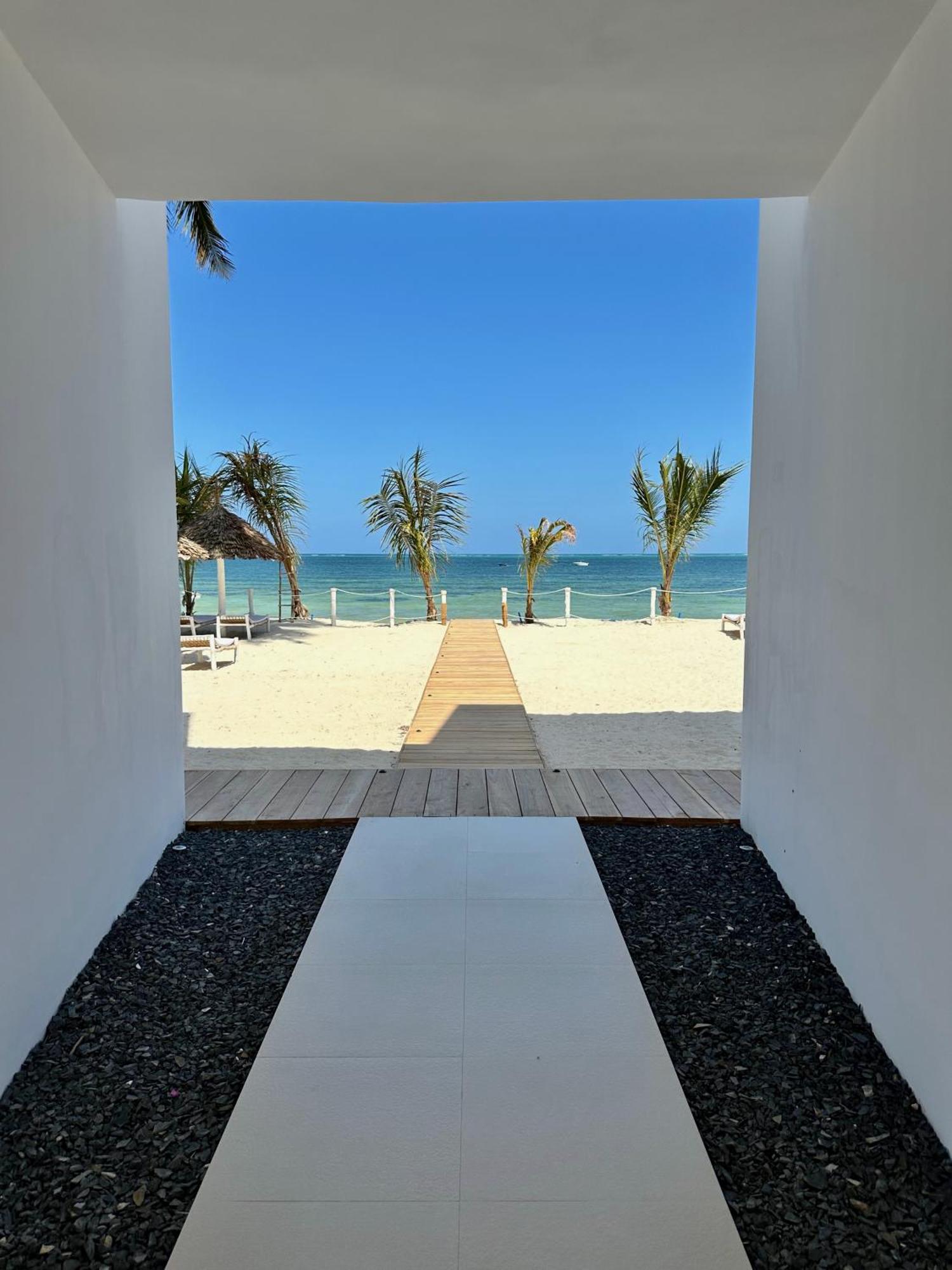 Beachfront With Private Pool Apartment *