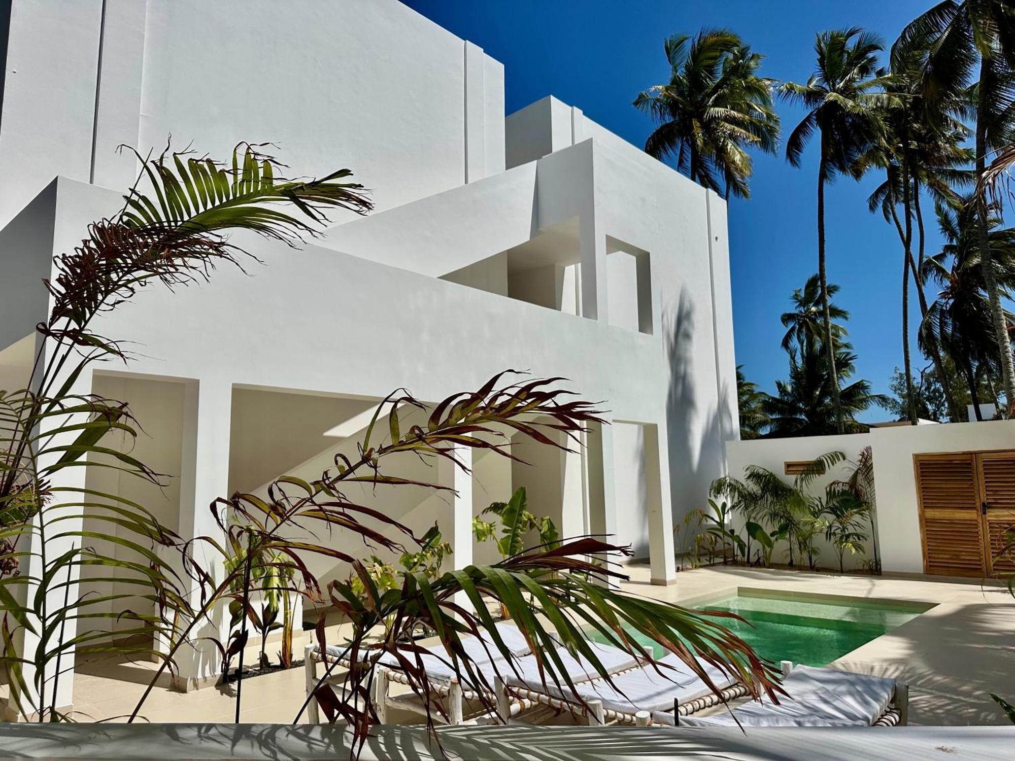 Beachfront With Private Pool Apartment