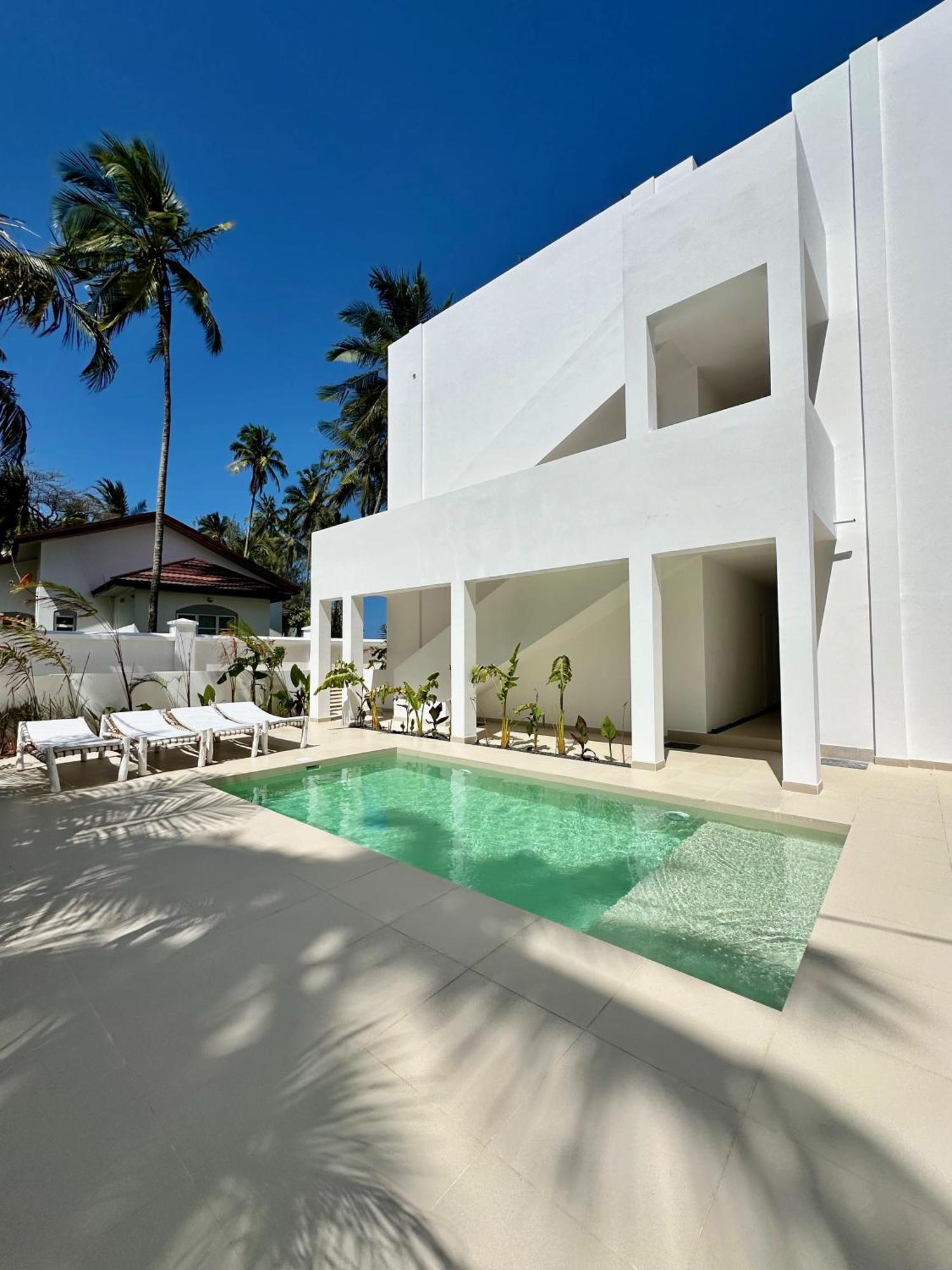 Apartment Beachfront With Private Pool *