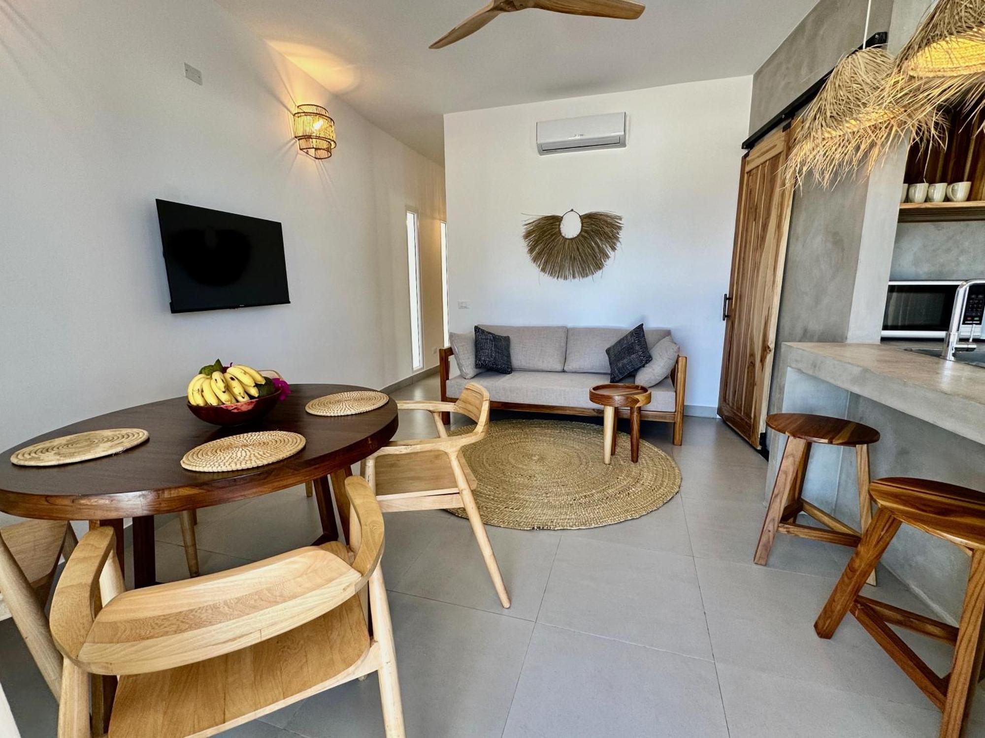 Beachfront With Private Pool Apartment *